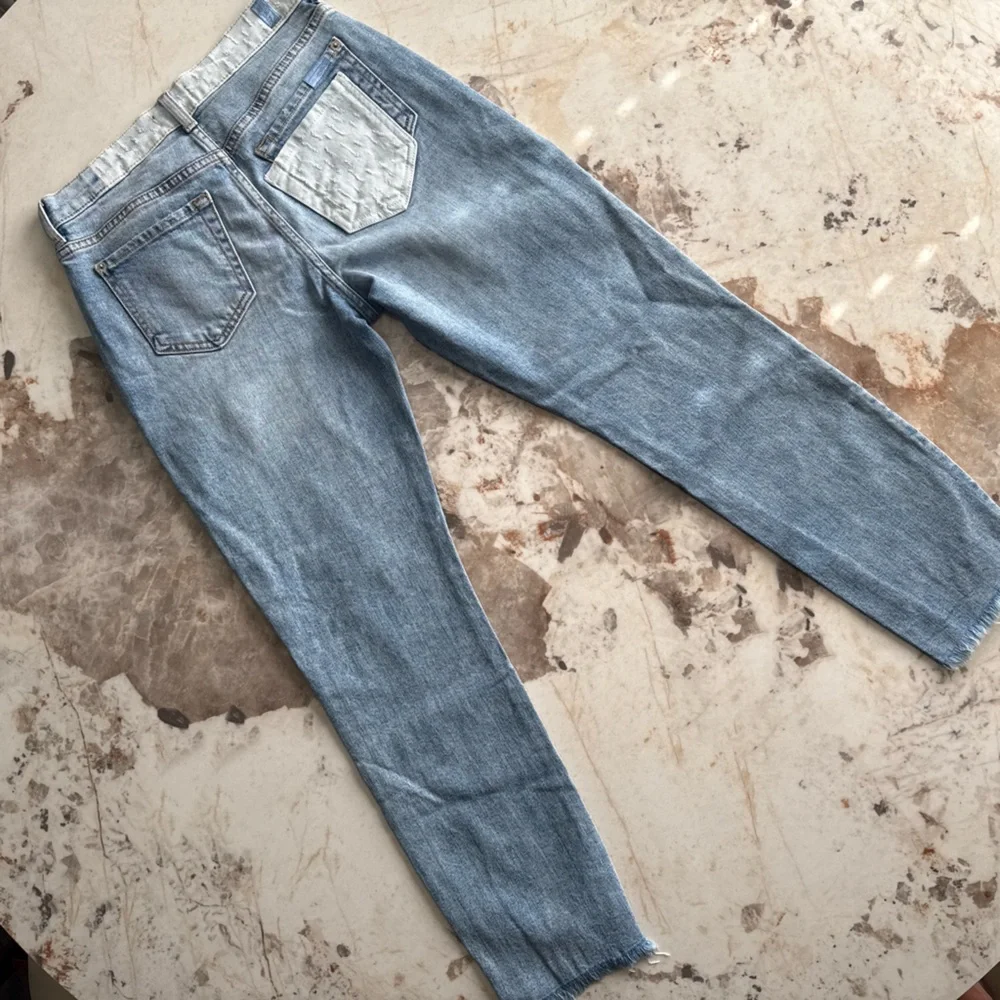 EUC 7 for All Mankind Light Wash Women's Skinny Jeans with Subtle Distress - Picture 7 of 9